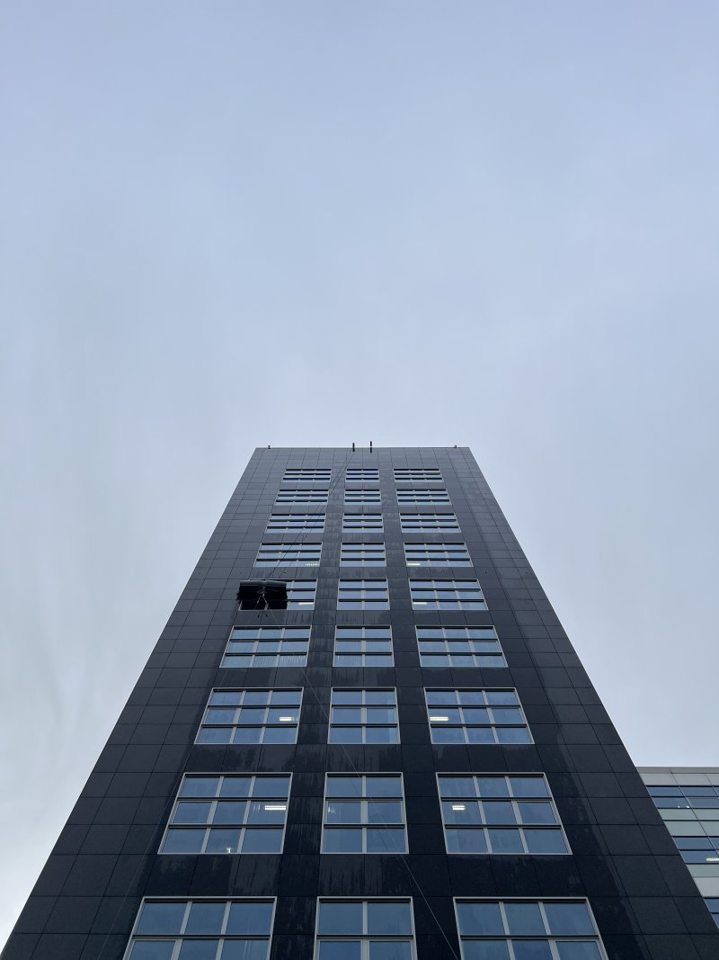 PWC-Glazenwasrobot-gevelonderhoudsinstallatie-van-onder-opt